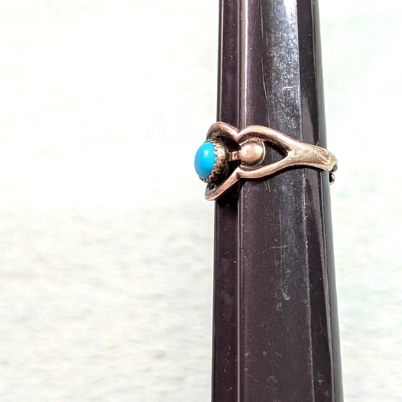 Vintage 70's Southwestern Sterling Silver Ring with Turquoise Stone - Picture 10 of 11